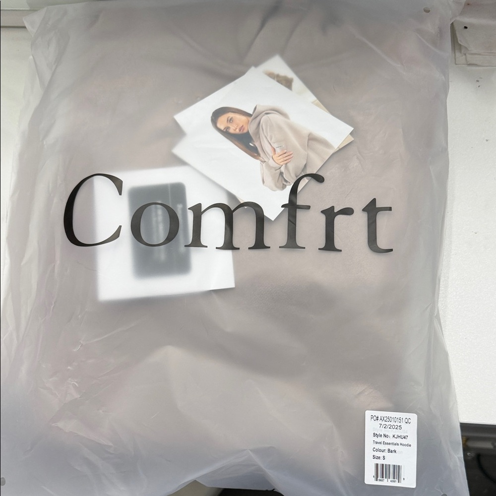 Comfrt Men's bark travel essentials hoodie!